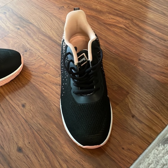 nike running shoes - Picture 2 of 5